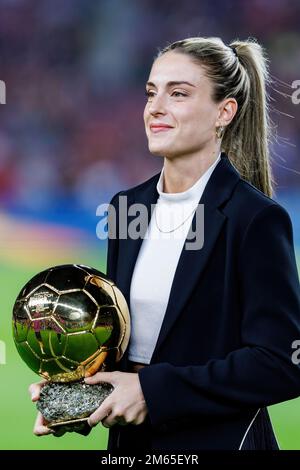 BARCELONA – Okt 20: Alexia Putellas mit dem Ballon d'Or vor dem LaLiga-Spiel zwischen dem FC Barcelona und dem Villarreal CF im Spotify Camp Nou Stadion Stockfoto