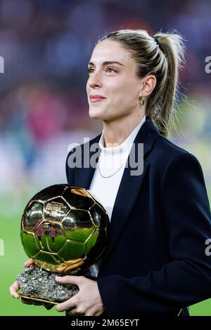 BARCELONA – Okt 20: Alexia Putellas mit dem Ballon d'Or vor dem LaLiga-Spiel zwischen dem FC Barcelona und dem Villarreal CF im Spotify Camp Nou Stadion Stockfoto