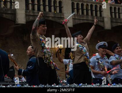 USA Mitglieder der Marine und der Küstenwache nehmen am 4. April 2022 an der Texas Cavaliers River Parade am Riverwalk in San Antonio, Texas, Teil. Die Texas Cavaliers River Parade umfasst mehr als 45 dekorierte Festwagen, die Schulen, lokale Unternehmen, Bürgerorganisationen und das Militär hervorheben. Alle Erlöse und Spenden aus der Parade kommen über 70 Wohltätigkeitsorganisationen für Kinder zugute. Stockfoto