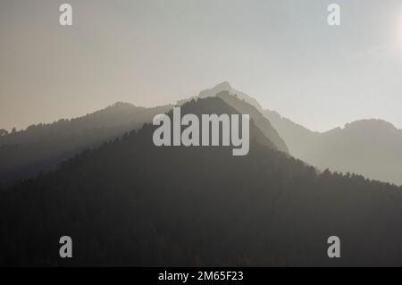 Srinagar, Indien. 02. Januar 2023. An einem kalten, sonnigen Tag am Stadtrand von Srinagar strömt Sonnenlicht durch Berggipfel. (Foto: Idrees Abbas/SOPA Images/Sipa USA) Guthaben: SIPA USA/Alamy Live News Stockfoto