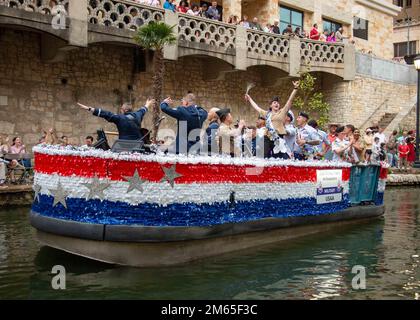 Die 2022 Military Fiesta Ambassadors schweben am San Antonio River zur Texas Cavaliers Parade, um die Fiesta in San Antonio, Texas, am 4. April 2022 zu feiern. Die Texas Cavaliers River Parade umfasst mehr als 45 dekorierte Wagen, die Schulen, lokale Unternehmen, Bürgerorganisationen und das Militär hervorheben. Alle Erlöse und Spenden aus der Parade kommen mehr als 70 Wohltätigkeitsorganisationen zugute. Fiesta 2022, Stärke in der Nation, Texas Cavaliers, Stockfoto