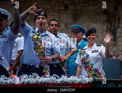 Mitglieder der Military Fiesta Ambassadors von 2022 schweben auf dem San Antonio River zur Texas Cavaliers Parade, um die Fiesta in San Antonio, Texas, am 4. April 2022 zu feiern. Die Texas Cavaliers River Parade umfasst mehr als 45 dekorierte Wagen, die Schulen, lokale Unternehmen, Bürgerorganisationen und das Militär hervorheben. Alle Erlöse und Spenden aus der Parade kommen mehr als 70 Wohltätigkeitsorganisationen zugute. Fiesta 2022, Stärke in der Nation, Texas Cavaliers, Stockfoto