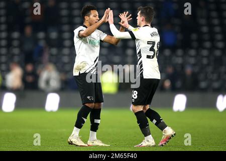 Jason Knight (rechts) und Korey Smith aus Derby County feiern den Sieg nach dem Spiel Sky Bet League One im Pride Park Stadium in Derby. Foto: Montag, 2. Januar 2023. Stockfoto