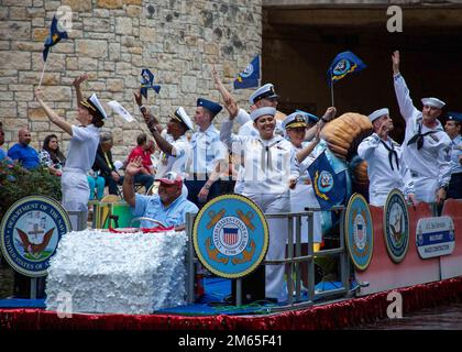 Küstenwache und Seeleute der USA treiben am San Antonio River zur Texas Cavaliers Parade, um das fest in San Antonio, Texas, am 4. April 2022 zu feiern. Die Texas Cavaliers River Parade umfasst mehr als 45 dekorierte Wagen, die Schulen, lokale Unternehmen, Bürgerorganisationen und das Militär hervorheben. Alle Erlöse und Spenden aus der Parade kommen mehr als 70 Wohltätigkeitsorganisationen zugute. Fiesta 2022, Stärke in der Nation, Texas Cavaliers, Stockfoto