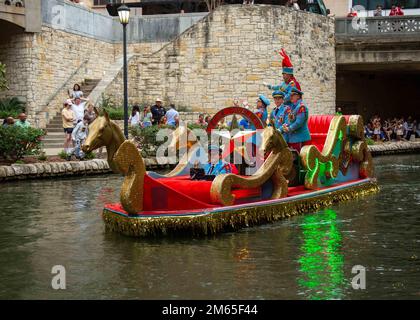 Mitglieder der Texas Cavaliers fahren mit einem Boot durch den San Antonio River, um die Texas Cavaliers Parade zu feiern, die am 4. April 2022 in San Antonio, Texas stattfindet. Die Texas Cavaliers River Parade umfasst mehr als 45 dekorierte Wagen, die Schulen, lokale Unternehmen, Bürgerorganisationen und das Militär hervorheben. Alle Erlöse und Spenden aus der Parade kommen mehr als 70 Wohltätigkeitsorganisationen zugute. Fiesta 2022, Stärke in der Nation, Texas Cavaliers, Stockfoto