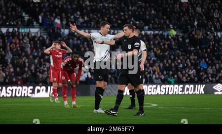 Pride Park, Derby, Derbyshire, Großbritannien. 2. Januar 2023. League One Football, Derby County gegen Accrington Stanley; Schiedsrichter Martin Woods zeigt auf den Punkt Credit: Action Plus Sports/Alamy Live News Stockfoto