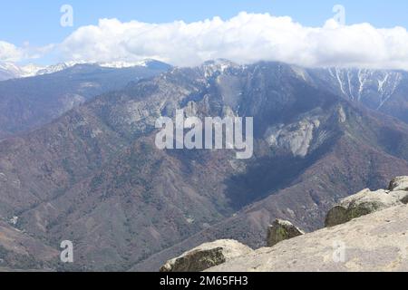Die Wanderlust ist hier... Los geht's! Tolle Wanderung in den Bergen mit wunderbarem Wetter und herrlicher Aussicht. Stockfoto
