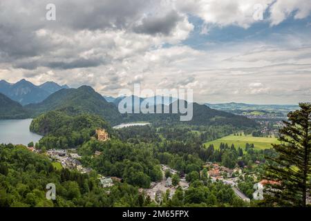 Blick auf das Schloss Hohenschwangau, ein Palast aus dem 19. Jahrhundert und den Alpsee in der deutschen Stadt Hohenschwangau, in der Nähe der Stadt Füssen. Stockfoto