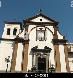 Die Parrocchia di San Lorenzo im Hintergrund des hellblauen Himmels Stockfoto