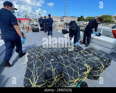 Die Besatzung der Küstenwache Donald Horsley hat am 4. April 2022 auf der Basis der Küstenwache San Juan etwa 1.000 Kilogramm beschlagnahmtes Kokain im Wert von $20 Millionen Dollar entladen, nachdem ein Schnellboot am 30. März 2022 in der Karibik bei Puerto Rico verboten worden war. Sonderagenten der Drogenbehörde wurden in Gewahrsam genommen, um zwei mutmaßliche Schmuggler und den beschlagnahmten Schmuggelware zu beschlagnahmen. Dieses Verbot ist das Ergebnis von Bemühungen mehrerer Agenturen, an denen die Interinstitutionelle Gruppe Karibische Grenzen und die Streitkräfte des Karibischen Korridors beteiligt waren. (USA Küstenwache Foto) Stockfoto