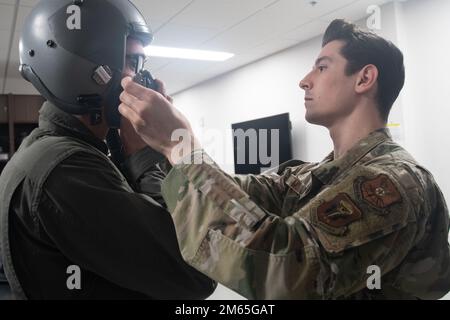 Staff Sgt. Anthony Murea, 509. Flugzeugbesatzung, stellt sicher, dass 509. Public Affairs Specialist Airman 1. Klasse Bryson Britts Maske vor seinem Flug passt Agile Tiger auf dem Whiteman Air Force Base, Missouri 4. April 2022. A1c Britt flog in einem T-38 Talon, um die Übung aus der Luft zu dokumentieren. Stockfoto