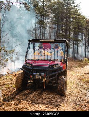 Quantico Fire & Emergency Services überwacht die Länge des Weges, während sie „kontrollierte Burns“ zusammen mit Natural Resources Environmental Affairs (NREA) an der Marine Corps Base Quantico, Virginia, 4. April 2022 durchführen. Laut NREA besteht der Zweck der Verbrennung darin, die Menge an Brennstoff zu reduzieren, das Potenzial von Waldbränden zu minimieren und die Lebensräume der wildlebenden Tiere zu fördern. Bei Kraftstoffstreu handelt es sich um tote und ausgetretene Holzschutt, die als Brennstoff für Waldbrände oder andere potenzielle Gefahren verwendet werden könnten. Darüber hinaus kann überschüssiges Laub den natürlichen Nährstofffluss im Boden und im Ökosystem insgesamt stören. Die Verbrennungen Stockfoto