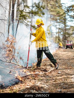 Quantico Fire & Emergency Services und Natural Resources Environmental Affairs (NREA) führen kontrollierte Verbrennungen an der Marine Corps Basis Quantico, Virginia, 4. April 2022 durch. Laut NREA besteht der Zweck der Verbrennung darin, die Menge an Brennstoff zu reduzieren, das Potenzial von Waldbränden zu minimieren und die Lebensräume der Wildtiere zu fördern. Bei Kraftstoffstreu handelt es sich um tote und ausgetretene Holzschutt, die als Brennstoff für Waldbrände oder andere potenzielle Gefahren verwendet werden könnten. Darüber hinaus kann überschüssiges Laub den natürlichen Nährstofffluss im Boden und im Ökosystem insgesamt stören. Die Verbrennungen werden im Laufe des Jahres t mehrmals durchgeführt Stockfoto