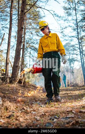 Quantico Fire & Emergency Services und Natural Resources Environmental Affairs (NREA) führen „kontrollierte Burns“ an der Marine Corps Base Quantico, Virginia, am 4. April 2022 durch. Laut NREA besteht der Zweck der Verbrennung darin, die Menge an Brennstoff zu reduzieren, das Potenzial von Waldbränden zu minimieren und die Lebensräume der wildlebenden Tiere zu fördern. Bei Kraftstoffstreu handelt es sich um tote und ausgetretene Holzschutt, die als Brennstoff für Waldbrände oder andere potenzielle Gefahren verwendet werden könnten. Darüber hinaus kann überschüssiges Laub den natürlichen Nährstofffluss im Boden und im Ökosystem insgesamt stören. Die Verbrennungen werden das ganze Jahr über mehrmals durchgeführt Stockfoto