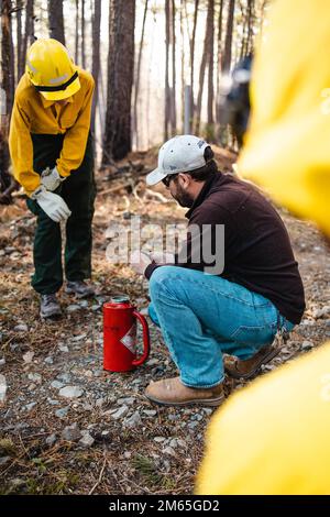 Quantico Fire & Emergency Services and Natural Resources Environmental Affairs (NREA) Stellen Sie einen Tropfenbrenner zusammen, um kontrollierte Verbrennungen an der Marine Corps Base Quantico, Virginia, durchzuführen, 4. April 2022. Laut NREA besteht der Zweck der Verbrennung darin, die Menge an Brennstoff zu reduzieren, das Potenzial von Waldbränden zu minimieren und die Lebensräume der Wildtiere zu fördern. Bei Kraftstoffstreu handelt es sich um tote und ausgetretene Holzschutt, die als Brennstoff für Waldbrände oder andere potenzielle Gefahren verwendet werden könnten. Darüber hinaus kann überschüssiges Laub den natürlichen Nährstofffluss im Boden und im Ökosystem insgesamt stören. Die Verbrennungen werden mehrmals durchgeführt Stockfoto