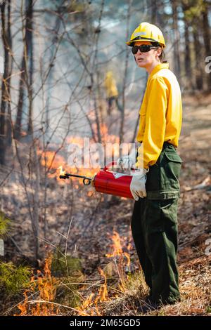 Quantico Fire & Emergency Services und Natural Resources Environmental Affairs (NREA) führen kontrollierte Verbrennungen an der Marine Corps Basis Quantico, Virginia, 4. April 2022 durch. Laut NREA besteht der Zweck der Verbrennung darin, die Menge an Brennstoff zu reduzieren, das Potenzial von Waldbränden zu minimieren und die Lebensräume der Wildtiere zu fördern. Bei Kraftstoffstreu handelt es sich um tote und ausgetretene Holzschutt, die als Brennstoff für Waldbrände oder andere potenzielle Gefahren verwendet werden könnten. Darüber hinaus kann überschüssiges Laub den natürlichen Nährstofffluss im Boden und im Ökosystem insgesamt stören. Die Verbrennungen werden im Laufe des Jahres mehrmals durchgeführt Stockfoto