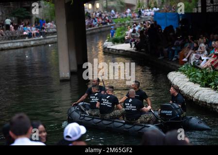 Marines des 4. Recon Battalions starten am 4. April 2022 die Texas Cavaliers River Parade, die am Empfang der militärischen Anerkennung in der Innenstadt von San Antonio vorbeischwimmt. Die Parade ist Teil der Fiesta, einer 11-tägigen Tradition in San Antonio, die die Helden der Schlacht von Alamo und San Jacinto ehrt. Fiesta, Marines, Float, Parade, Fluss, san antonio, Stockfoto