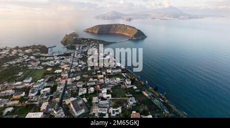 Procida ist eine der Flegrean-Inseln vor der Küste Neapels in Süditalien Stockfoto