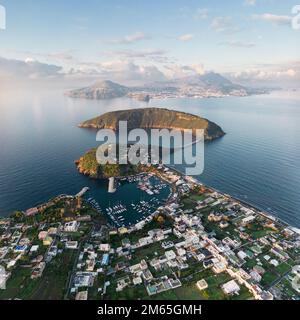 Procida ist eine der Flegrean-Inseln vor der Küste Neapels in Süditalien Stockfoto