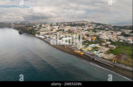 Procida ist eine der Flegrean-Inseln vor der Küste Neapels in Süditalien Stockfoto