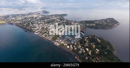 Procida ist eine der Flegrean-Inseln vor der Küste Neapels in Süditalien Stockfoto