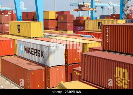 Haifa, Israel - 25. Mai 2022: Containerstapel in einem Hafen. Stockfoto