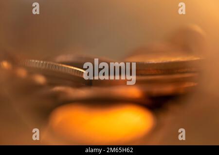 Britische Währung in wunderschönem Licht mit Bokeh-Effekt geschossen. Britische Münzen, Kleingeld Stockfoto