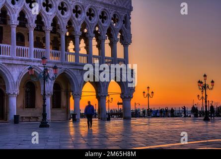 Venedig, Italien - 11. Oktober 2019: Dogenpalast oder Palazzo Ducale und Markusplatz oder Piazza San Marco bei Sonnenaufgang in Venedig, Italien. Stockfoto