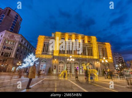 Oviedo, Spanien - 25. Dezember 2022: Weihnachtsdekoration durch die Straßen von Oviedo in Asturien, Spanien. Campoamor Theater Stockfoto