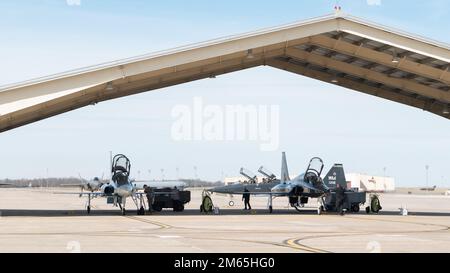 T-38 Talons mit dem 71. Fighter Training Squadron und F-35A Lightning IIS mit dem 421. Fighter Squadron bereiten Sie sich auf den Start vor während der Übung Agile Tiger am 4. April 2022, Luftwaffenstützpunkt Whiteman, Missouri. Übung Agile Tiger bringt Flugzeuge und Flugzeuge von Air Force Global Strike Command, Air Combat Command und Air Mobility Command zusammen, um die Interoperabilität mit einer Vielzahl von Plattformen zu fördern. Stockfoto