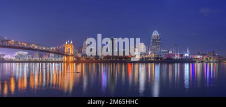 Cincinnati, Ohio, USA Skyline der Innenstadt und die Brücke über den Fluss in der Dämmerung. Stockfoto