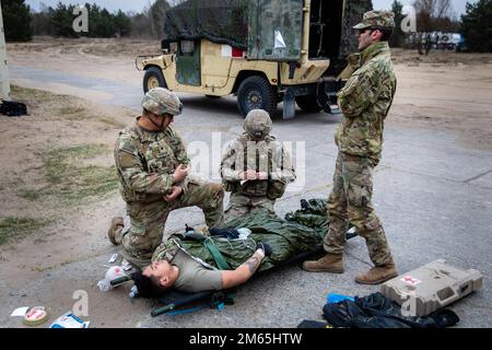 Von links, SPC. Damian Andrade und PFC. Thomas Huang, beide Spezialisten für Kampfmedizin, die dem Hauptquartier und Hauptquartier der Batterie (HHB), dem 1. Bataillon, dem 5. Artilleriegesiment, dem 1. Kampfteam der Brigade, der 1. Infanterie-Division, zugewiesen wurden, füllen die Unterlagen vor der Evakuierung der Opfer in Torun, Polen, 5. April 2022 aus. HHB-Soldaten nahmen an einem taktischen Gefechtsnotfallszenario Teil, um sie auf potenzielle Gefechtssituationen vorzubereiten, in einem kontinuierlichen Bemühen, die medizinische Bereitschaft zu erhöhen. Stockfoto