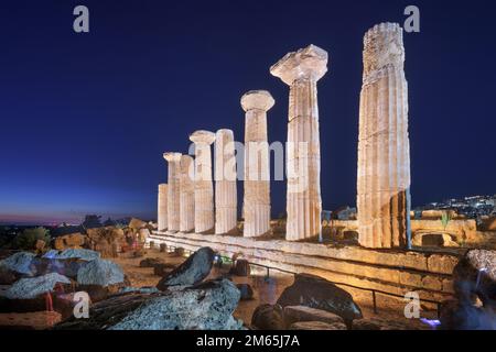 Überreste des Herakeltempels in Agrigento, Italien bei Nacht. Stockfoto