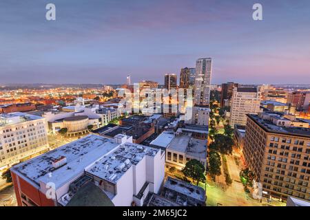 Die Skyline der Innenstadt von Birmingham, Alabama, USA – von oben in der Abenddämmerung. Stockfoto