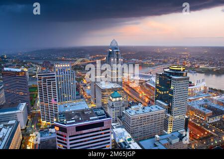 Cincinnati, Ohio, USA Skyline auf dem Fluss in der Dämmerung. Stockfoto