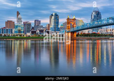 Cincinnati, Ohio, USA Skyline der Innenstadt und die Brücke über den Fluss in der Dämmerung. Stockfoto