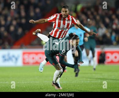 London, England, 2. Januar 2023. Darwin Nunez aus Liverpool wird während des Premier League-Spiels im GTECH Community Stadium in London von Mathias Zanka Jørgensen aus Brentford herausgefordert. Das Bild sollte lauten: Paul Terry/Sportimage Stockfoto