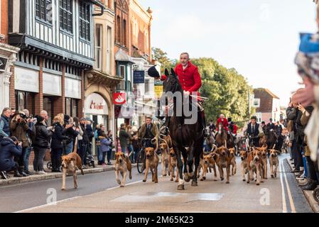 Die Essex with Farmers & Union Hunt führte ihre Pferde und Hunde auf der Maldon High Street zu ihrem jährlichen Sylvester-Treffen vor. Hunde und Reiter Stockfoto