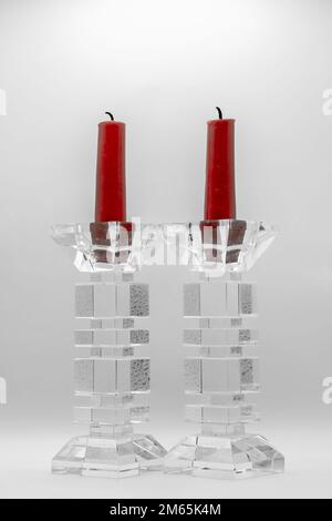 Zwei rote Kerzen in Kerzenhaltern aus klarem Glas Stockfoto