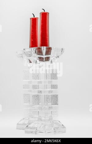 Zwei rote Kerzen in Kerzenhaltern aus klarem Glas Stockfoto