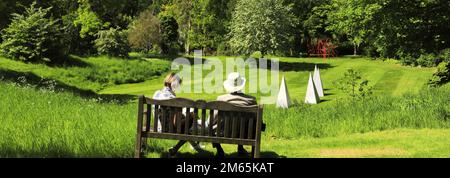 Blick über die Sculpture Gardens im Burghley House, dem elisabethanischen Herrensitz an der Grenze von Cambridgeshire und Lincolnshire, England. Stockfoto