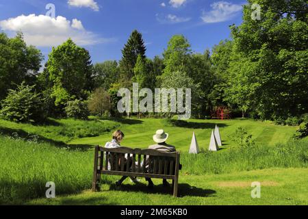 Blick über die Sculpture Gardens im Burghley House, dem elisabethanischen Herrensitz an der Grenze von Cambridgeshire und Lincolnshire, England. Stockfoto