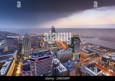 Cincinnati, Ohio, USA Skyline auf dem Fluss in der Dämmerung. Stockfoto