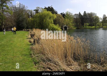 Blick über die Sculpture Gardens im Burghley House, dem elisabethanischen Herrensitz an der Grenze von Cambridgeshire und Lincolnshire, England. Stockfoto