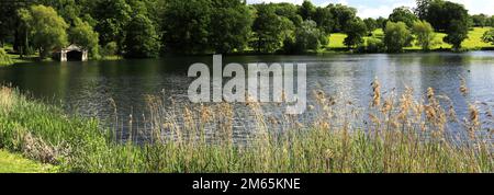 Blick über die Sculpture Gardens im Burghley House, dem elisabethanischen Herrensitz an der Grenze von Cambridgeshire und Lincolnshire, England. Stockfoto