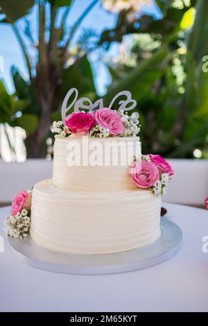 Hochzeitstorte mit Rosenblumen. Hochwertiges Foto. Stockfoto
