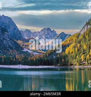 Herbst friedlichen Bergsee oder Prags Pragser Wildsee. Naturpark Fanes-Sennes-Prags, Südtirol, Dolomiten, Alpen, Italien, Europa. Menschen sind unreco Stockfoto