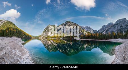 Herbst friedlichen Bergsee oder Prags Pragser Wildsee. Naturpark Fanes-Sennes-Prags, Südtirol, Dolomiten, Alpen, Italien, Europa. Malerische trave Stockfoto