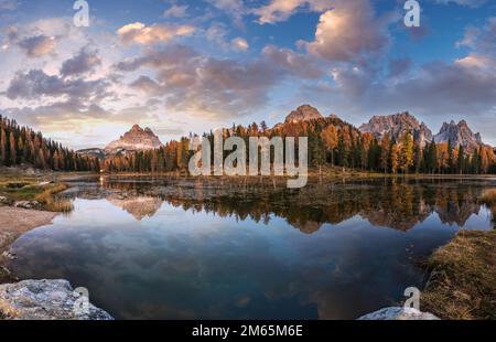 Wunderschöner Herbstabend der Antorno-See und Drei Gipfel von Lavaredo (Lago Di Antorno und Tre Cime di Lavaredo), in den Dolmen, Italien. Malerisches Reisen, Stockfoto