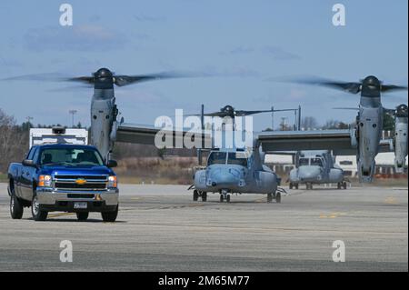 Nicholas Taylor, 66. Logistic Readiness Squadron Air Transportation Specialist, betreibt einen „Follow me“-Lkw während der Ankunft von zwei US-Fluglinien Marine Corps MV-22B Osprey Aircraft, Hanscom Air Force Base, Mass., 4. April 2022. Die Marines aus der Marine Corps Air Station New River, North Carolina, unterstützten die Beerdigung der USA Schiffskapitän Ross Reynolds, 27, der bei einem Absturz während eines Trainingsflugs in Norwegen getötet wurde, März 18. Stockfoto